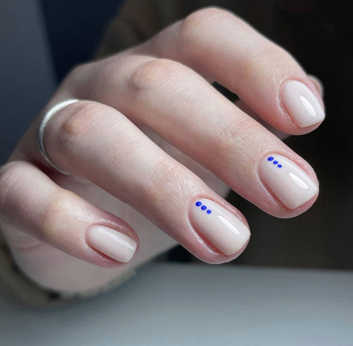 Нейтральный светлый маникюр с синими точками для минималистичного дизайна