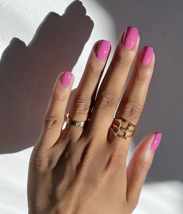 Розовый маникюр барби на коротких квадратных ногтях