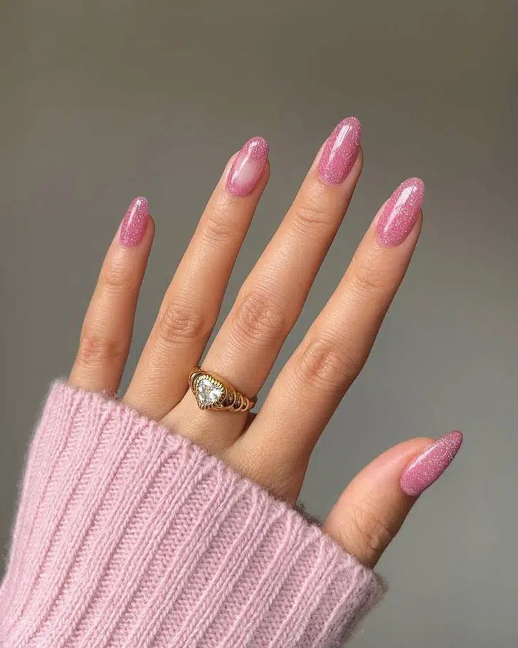 Розовый маникюр с блестками на длинных овальных ногтях