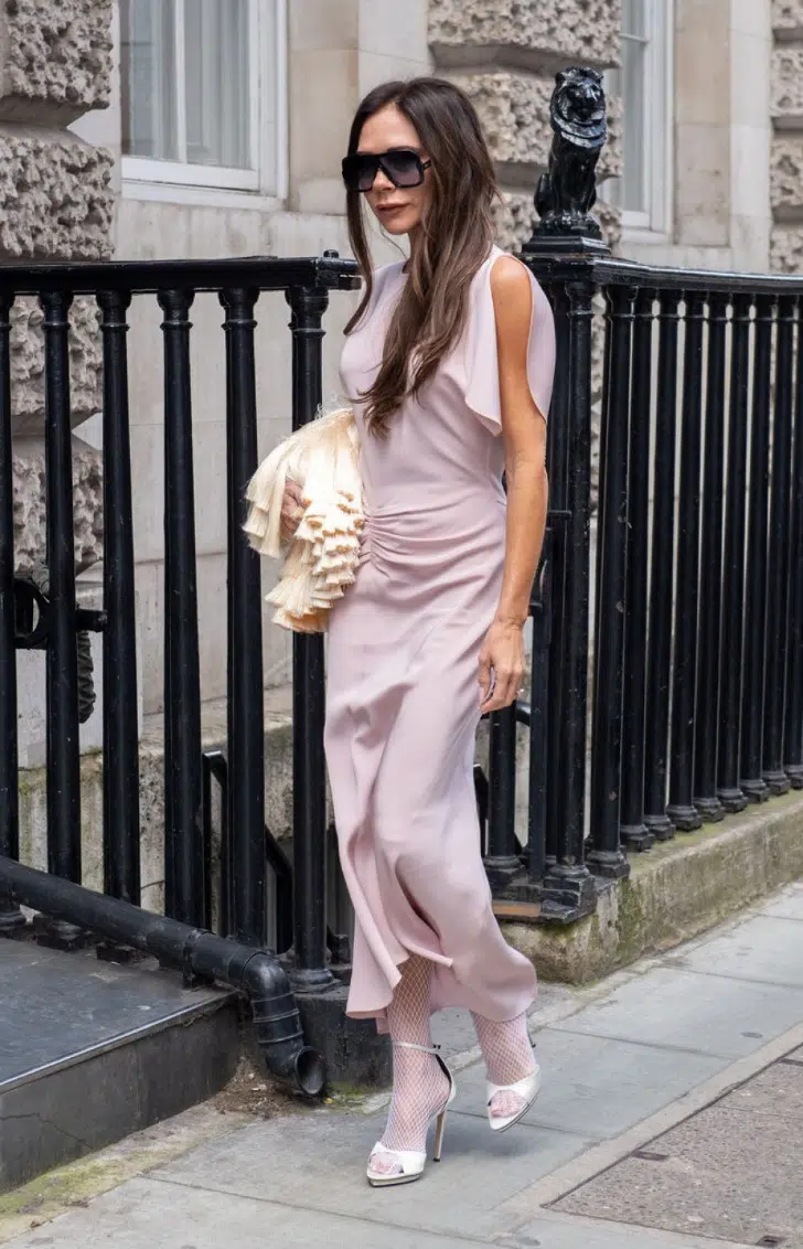 Виктория Бекхэм в розовом платье, натуральным маникюром и босоножках с ремешками