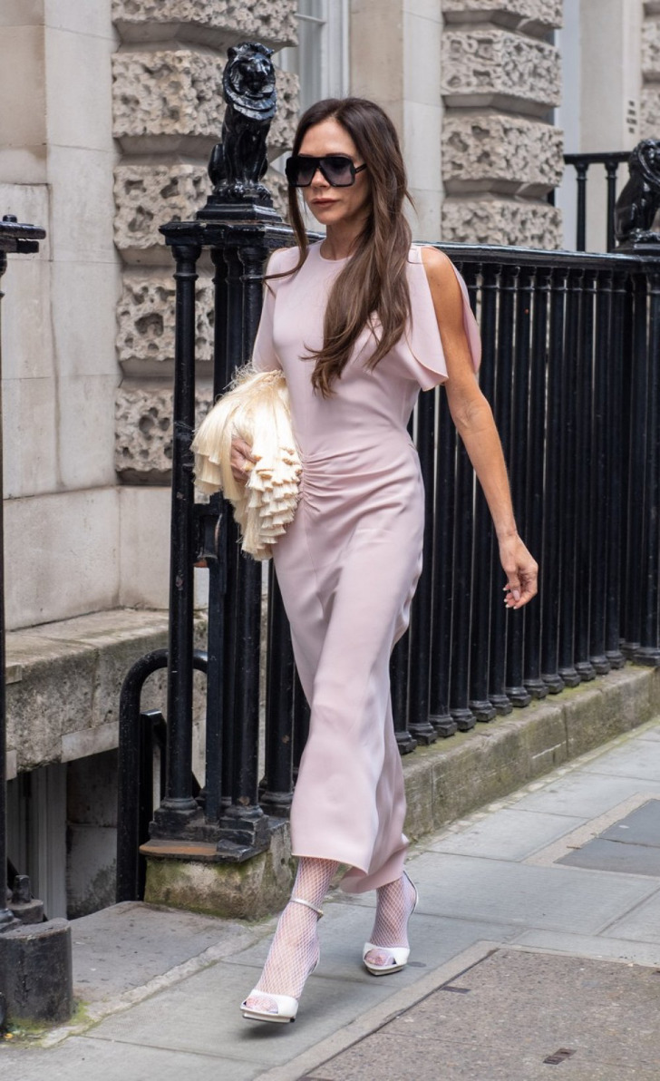 Виктория Бекхэм в розовом платье с драпировкой, туфлях на шпильках и больших очках