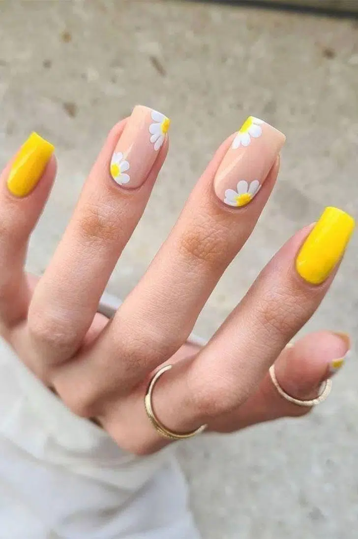 Яркий желтый маникюр с белыми цветами на квадратных ногтях средней длины