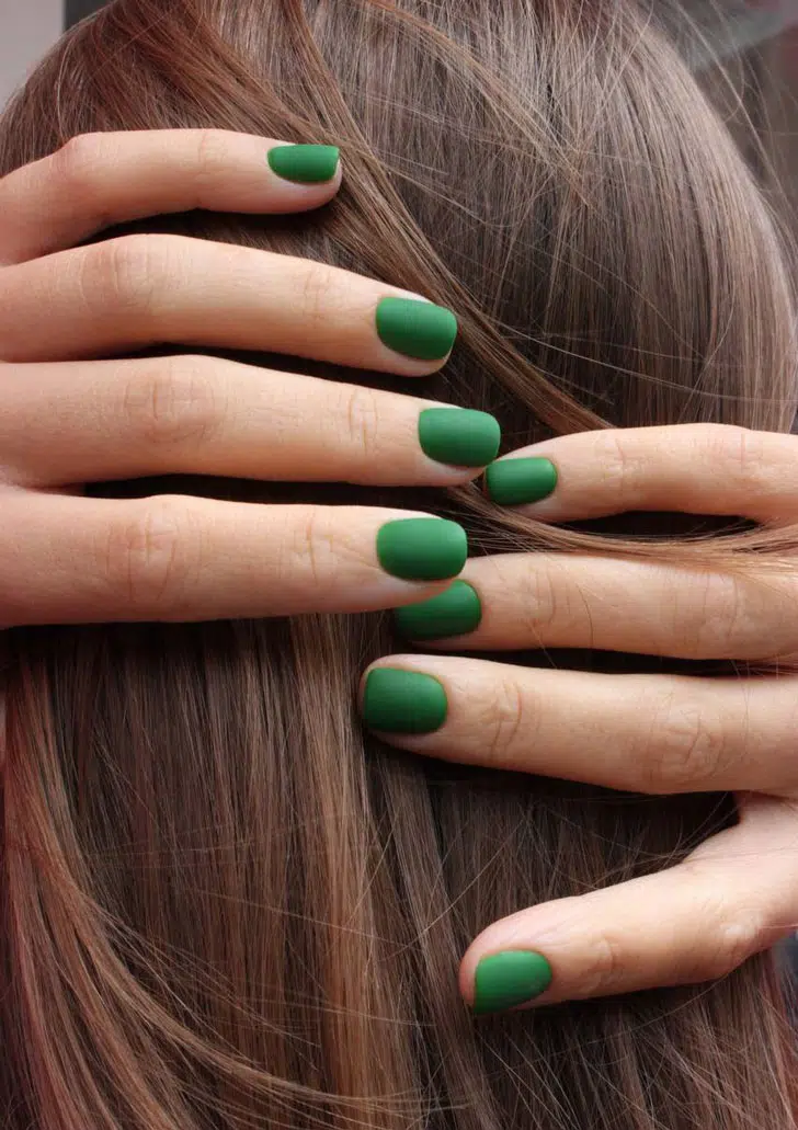Зеленый матовый маникюр на коротких натуральных ногтях
