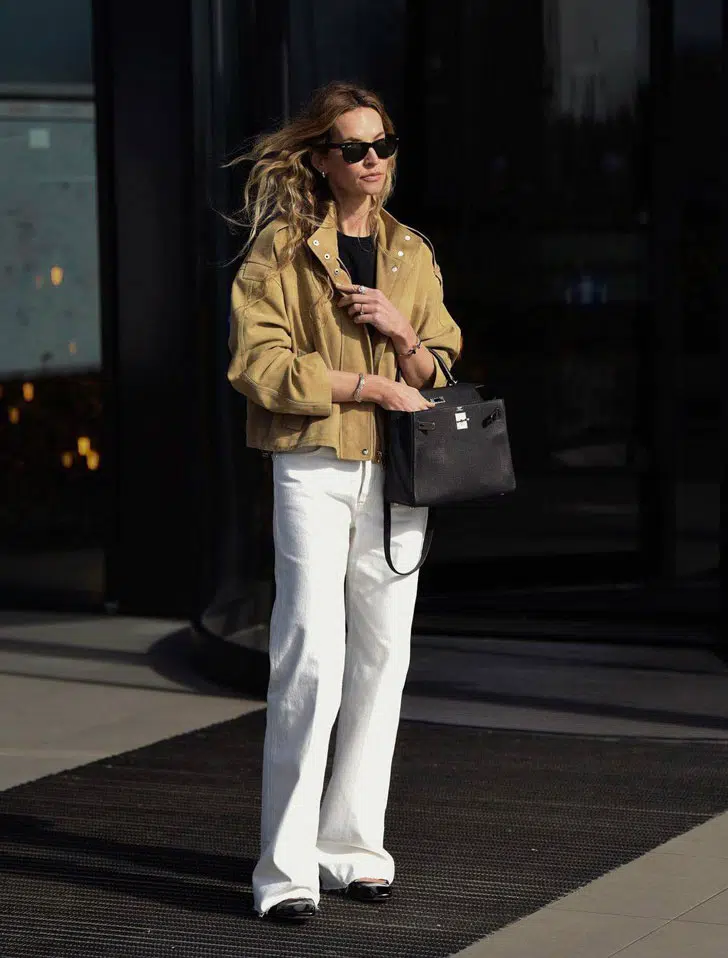 Анук Ив в белых прямых джинсах, куртке оверсайз и солнцезащитных очках