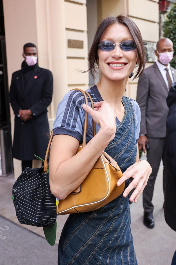 Белла Хадид в голубых солнцезащитных очках без оправы