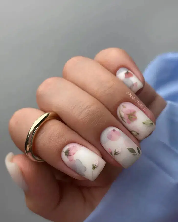 Белый маникюр с акварельным дизайном с цветами на квадратных ногтях