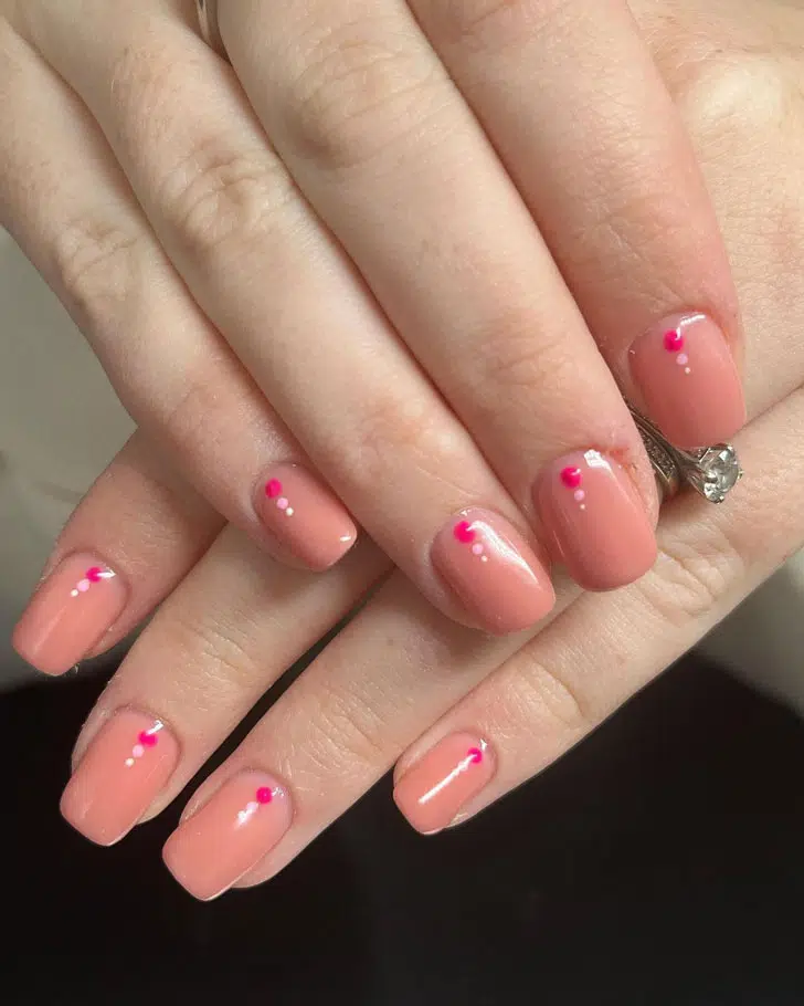 Бежевый маникюр с розовыми точками на квадратных ногтях средней длины