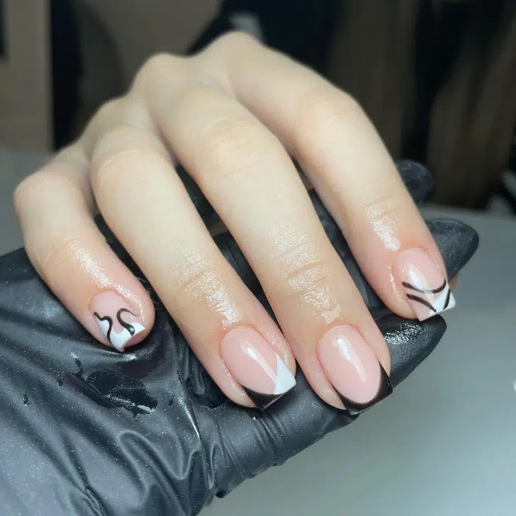 Черно-белый френч с узорами на ухоженных квадратных ногтях