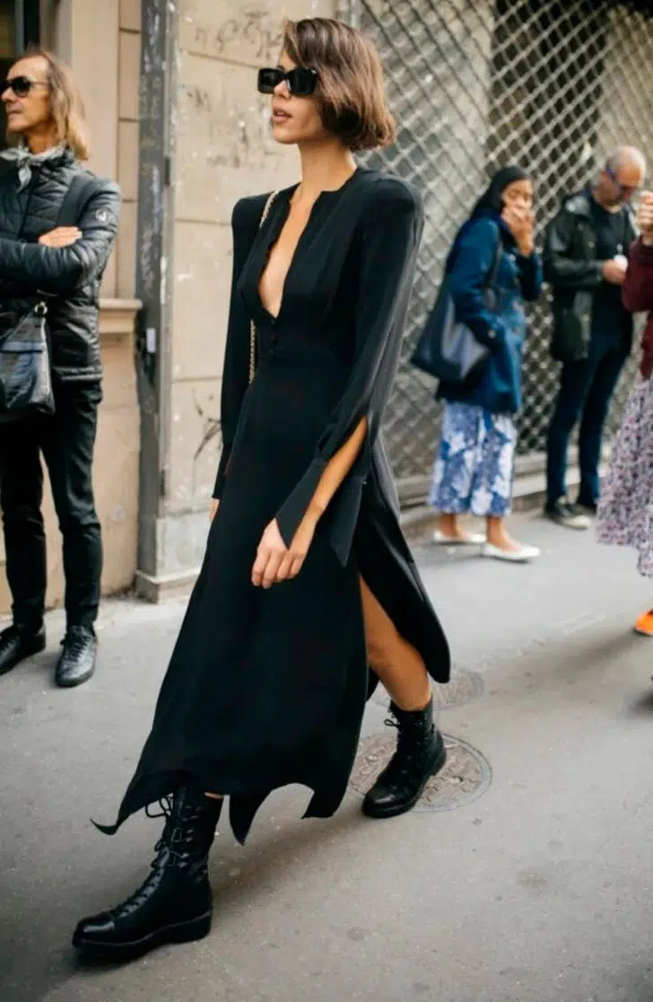 Девушка в черном платье рубашка с разрезами по бокам и ботинках на шнуровке
