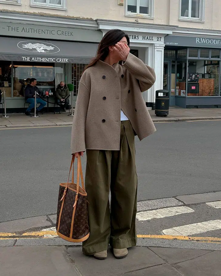 Девушка в широких брюках со складками, коротком пальто и сабо