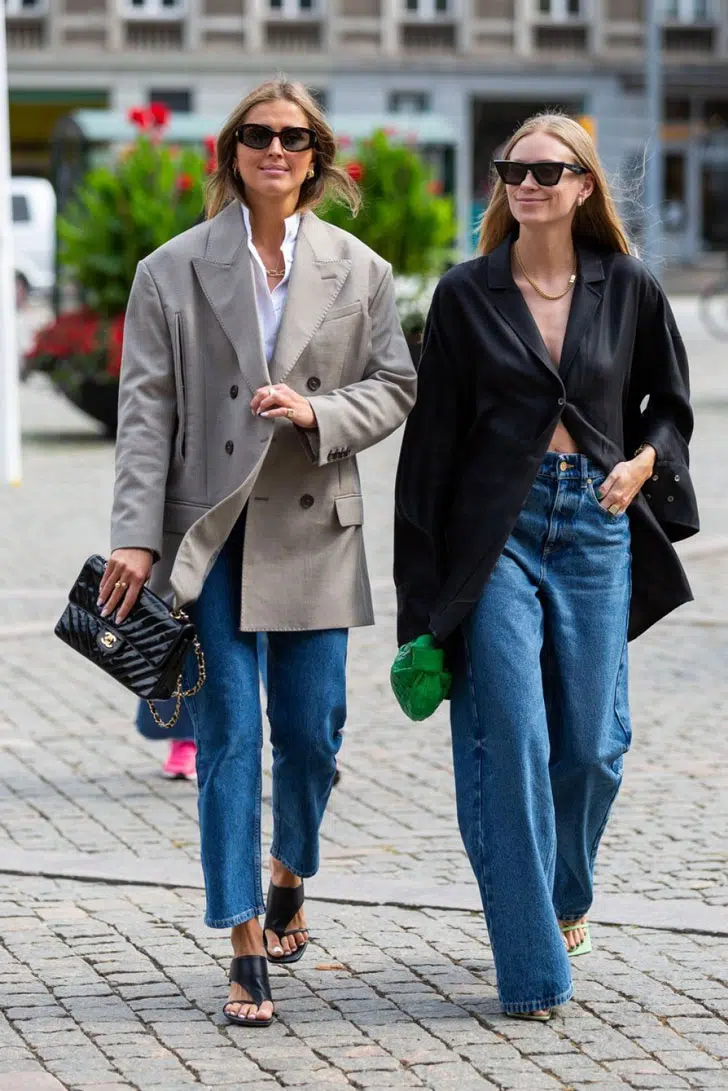 Девушки в модных уличных образах с джинсами и босоножками