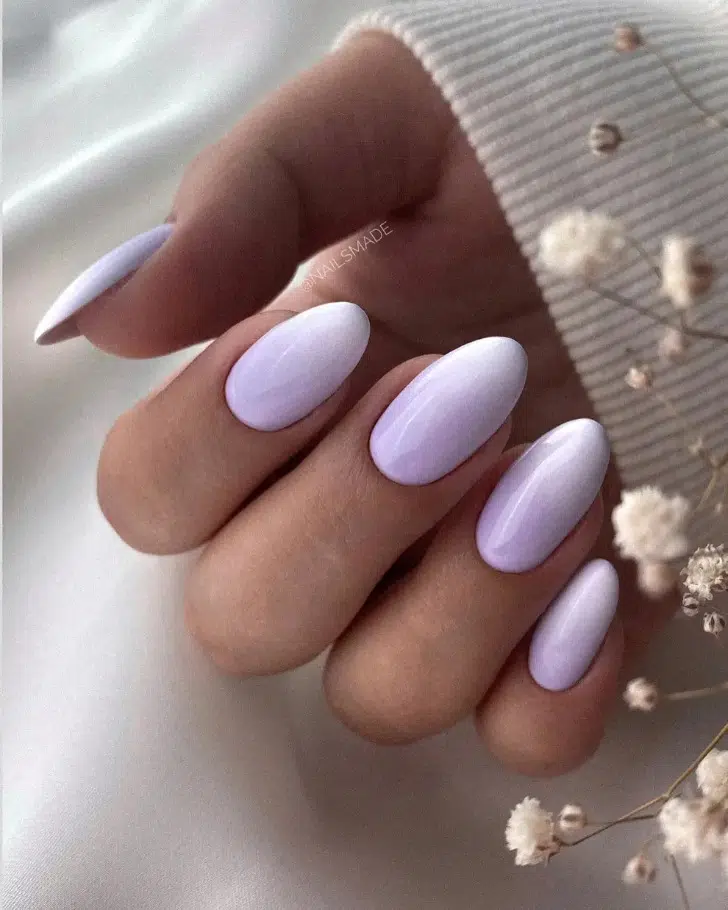 Фиолетовый градиентный дизайн ногтей для весны на овальных ногтях
