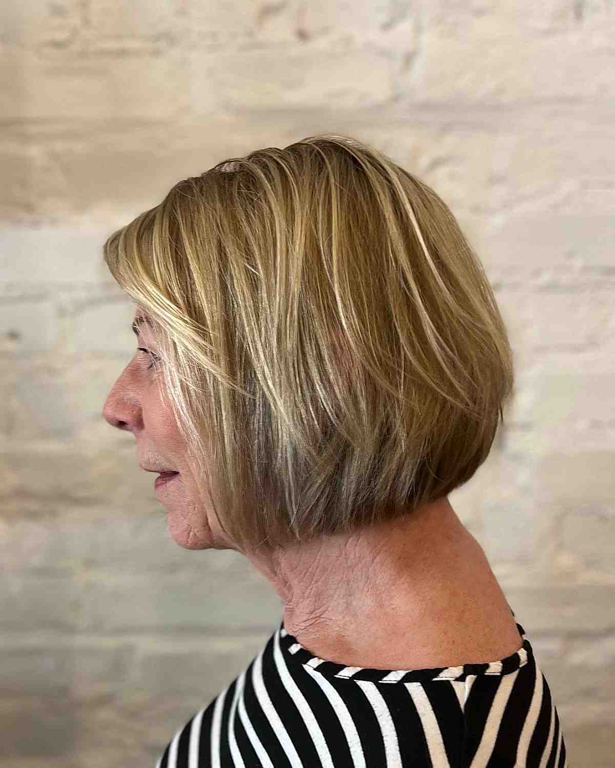 Женщина с короткой стрижкой на волнистых светлых волосах
