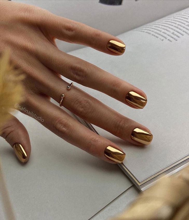 Хромированный золотой маникюр на коротких квадратных ногтях
