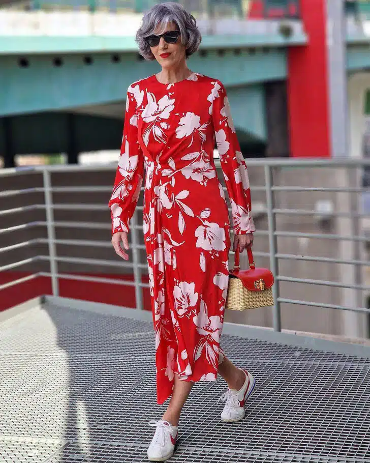 Кармен Гимено в красном платье миди с цветочным принтом и белых кедах
