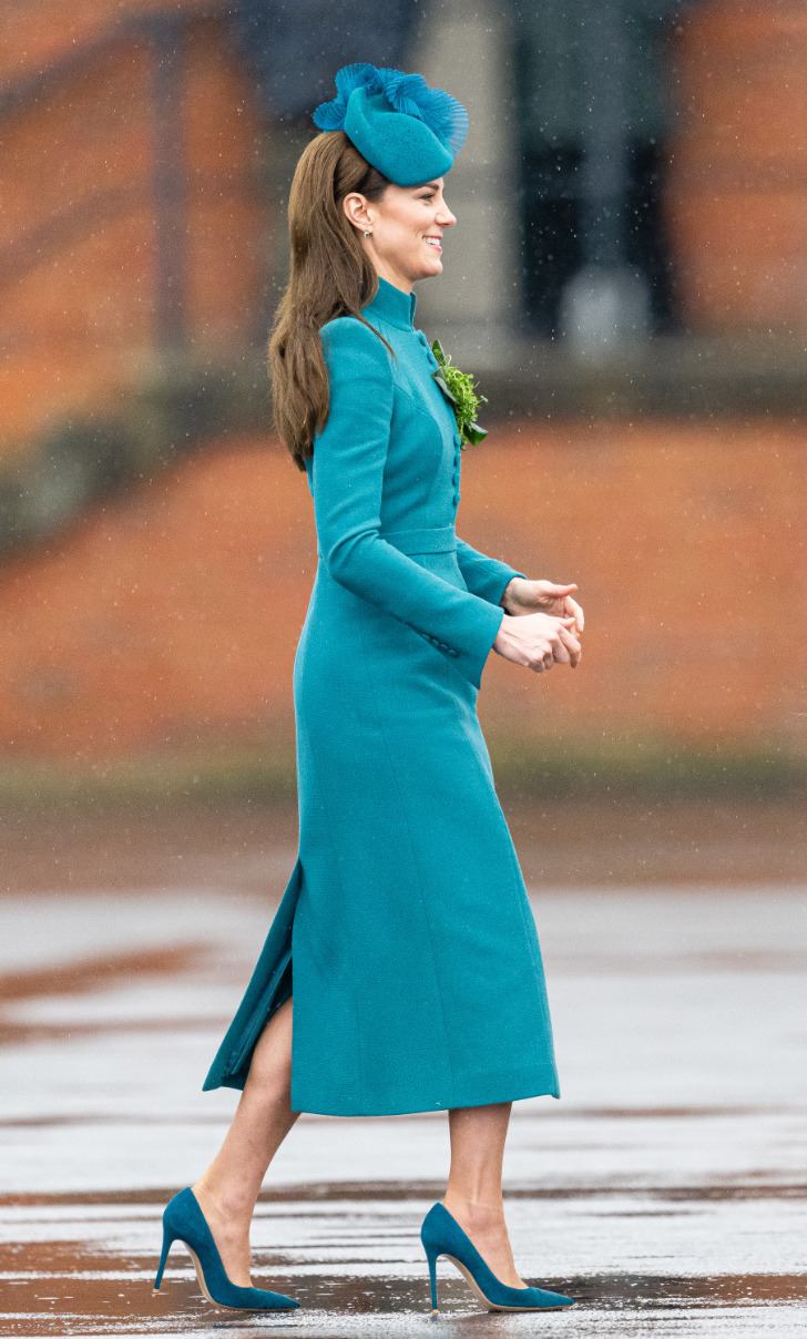 Кейт Миддлтон в королевском пальто бирюзового цвета, шляпке и подходящих лодочках