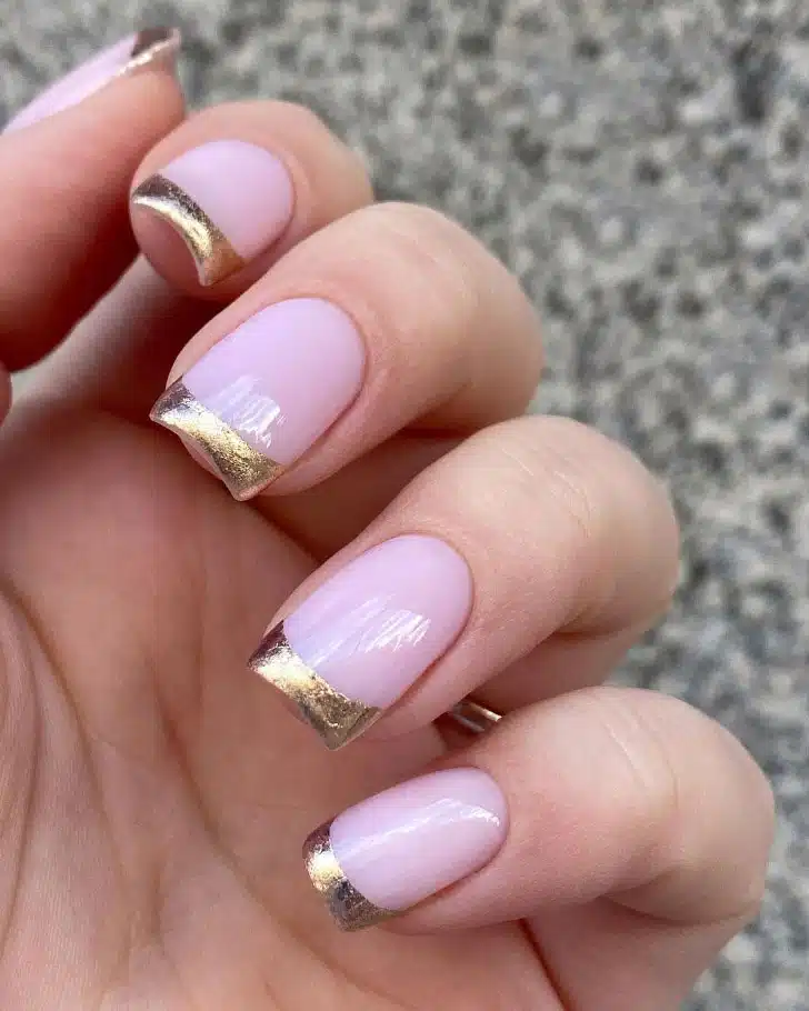 Красивый золотой френч на квадратных ногтях с фиолетовой основой