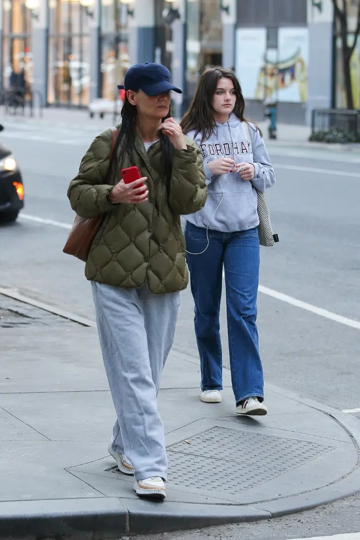 Кэти Холмс в спортивных брюках, базовой футболке и модной короткой куртке