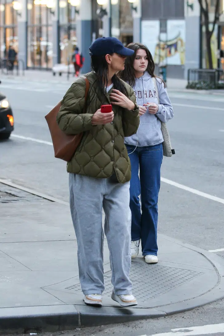 Кэти Холмс в стильных кроссовках, стеганой куртке и коричневой сумкой