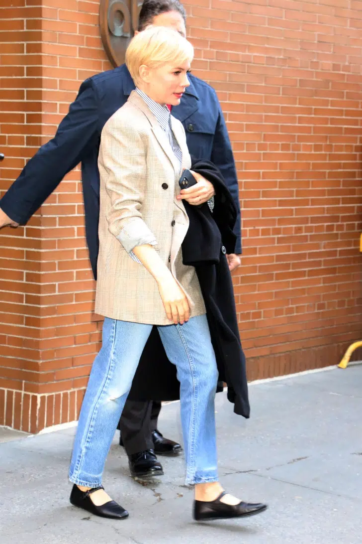 Мишель Уильямс в модных широких джинсах, пиджаке и балетках с ремешками