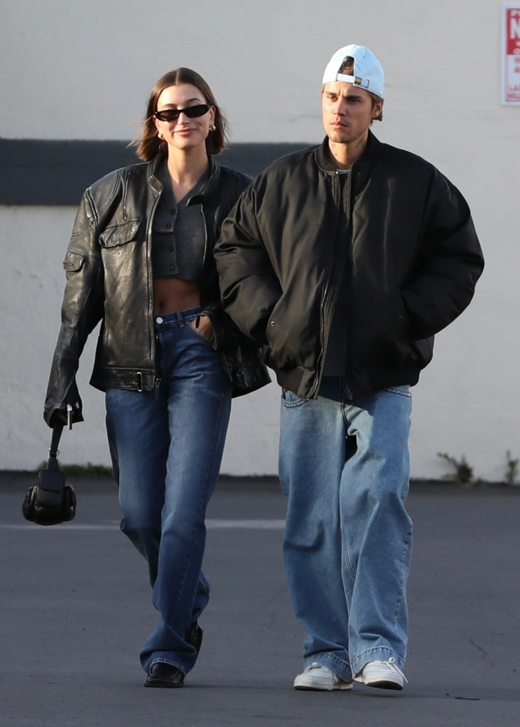 Хейли Бибер в прямых джинсах, туфлях в мужском стиле и куртке оверсайз