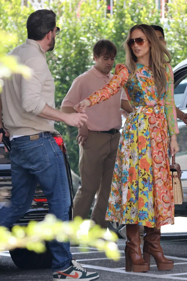 Дженнифер Лопес в идеальном летнем платье, украшенном множеством принтов