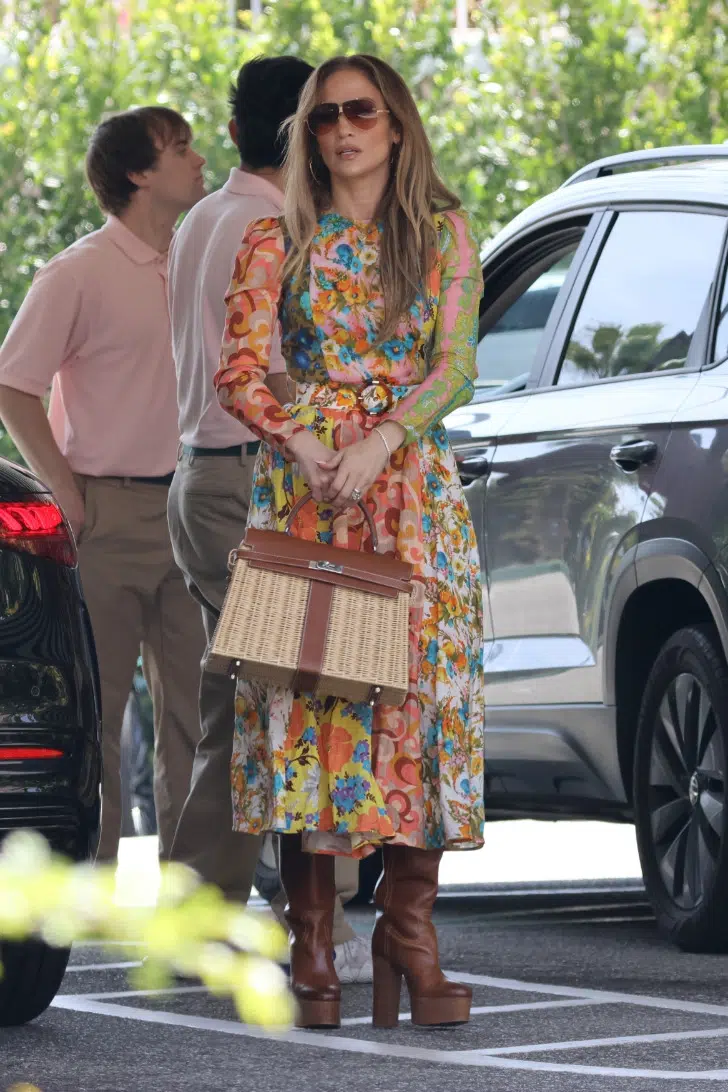 Дженнифер Лопес в женственном платье, модных сапогах и летней сумкой из рафии