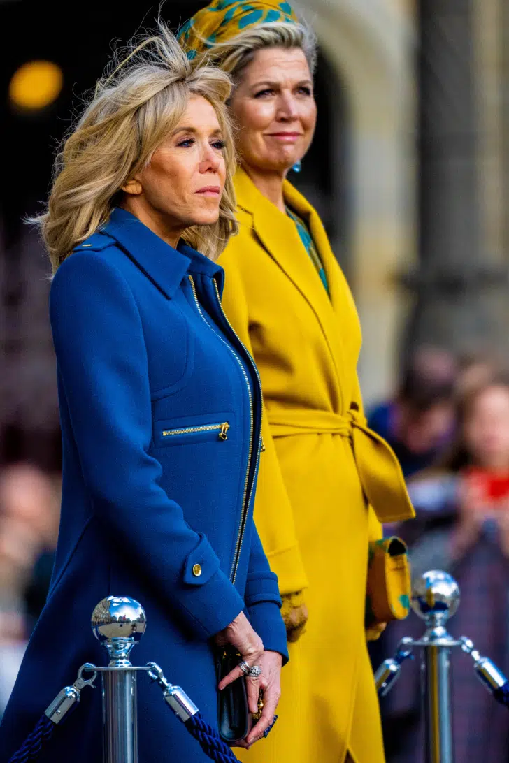 Брижит Макрон в новом синем пальто с погонами и карманами с золотыми молниями