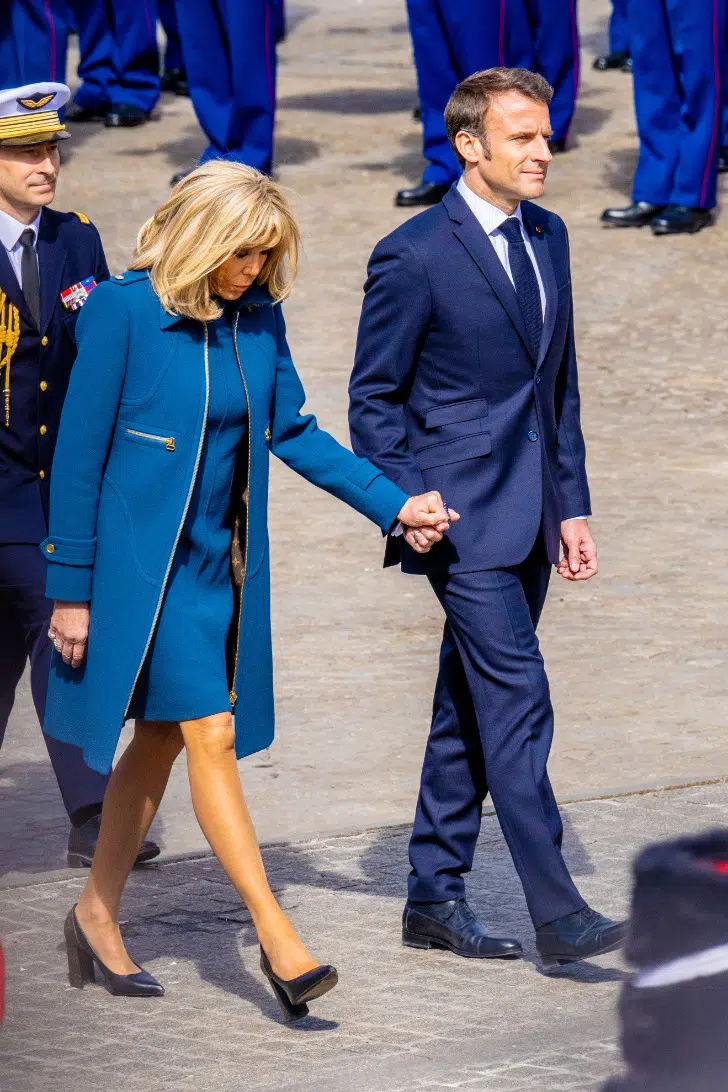 Брижит Макрон в новом синем пальто и платье футляр