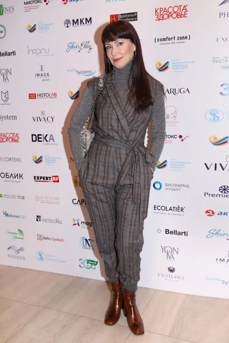 Нонна Гришаева показала женщинам за 50 стильный вдохновляющий наряд