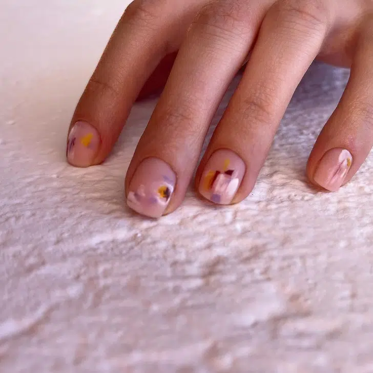 Матовый маникюр с художественными мазками на квадратных ногтях
