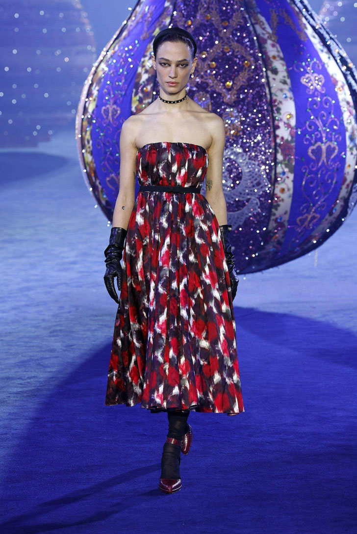 Модель Dior в пестром платье миди с подчеркнутой талией и перчатках