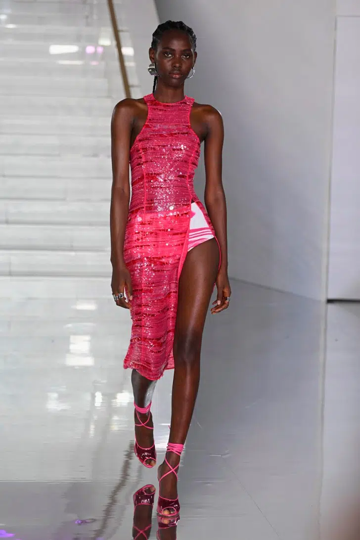 Модель в розовом платье с глубоким разрезом и босоножках на шнуровке