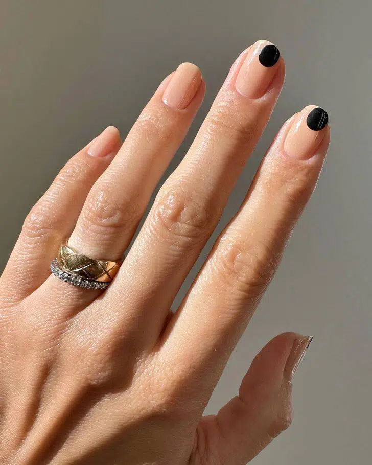 Натуральный маникюр с большими черными точками на коротких квадратных ногтях