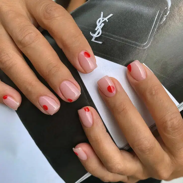 Натуральный маникюр с минималистичной красной точкой на квадратных ногтях
