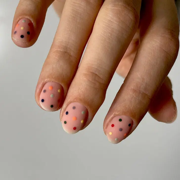 Натуральный маникюр с разноцветными точками на коротких овальных ногтях
