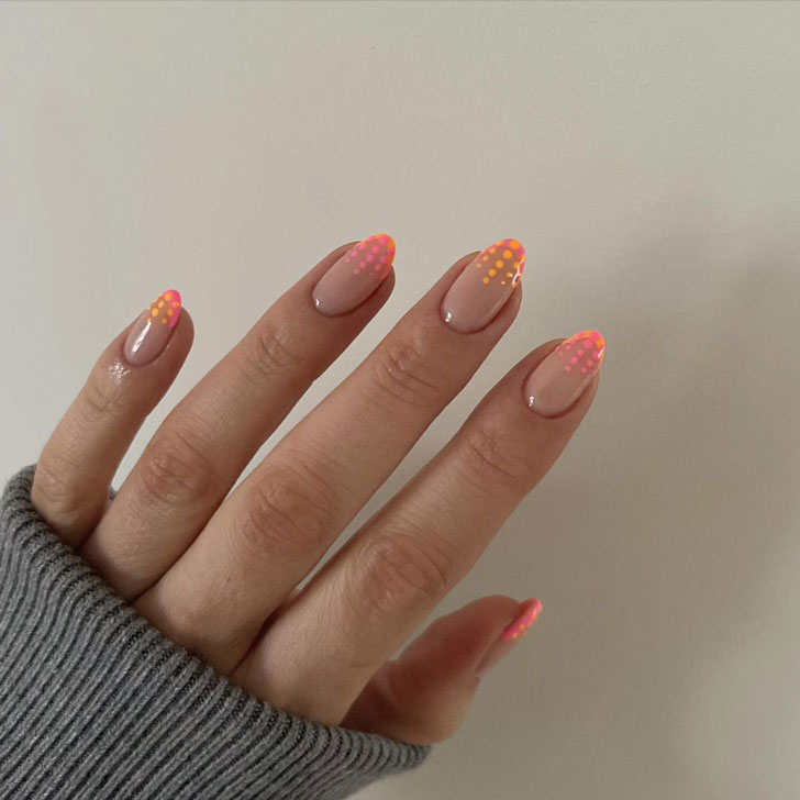 Неоновый френч с разноцветными точками на овальных ногтях средней длины