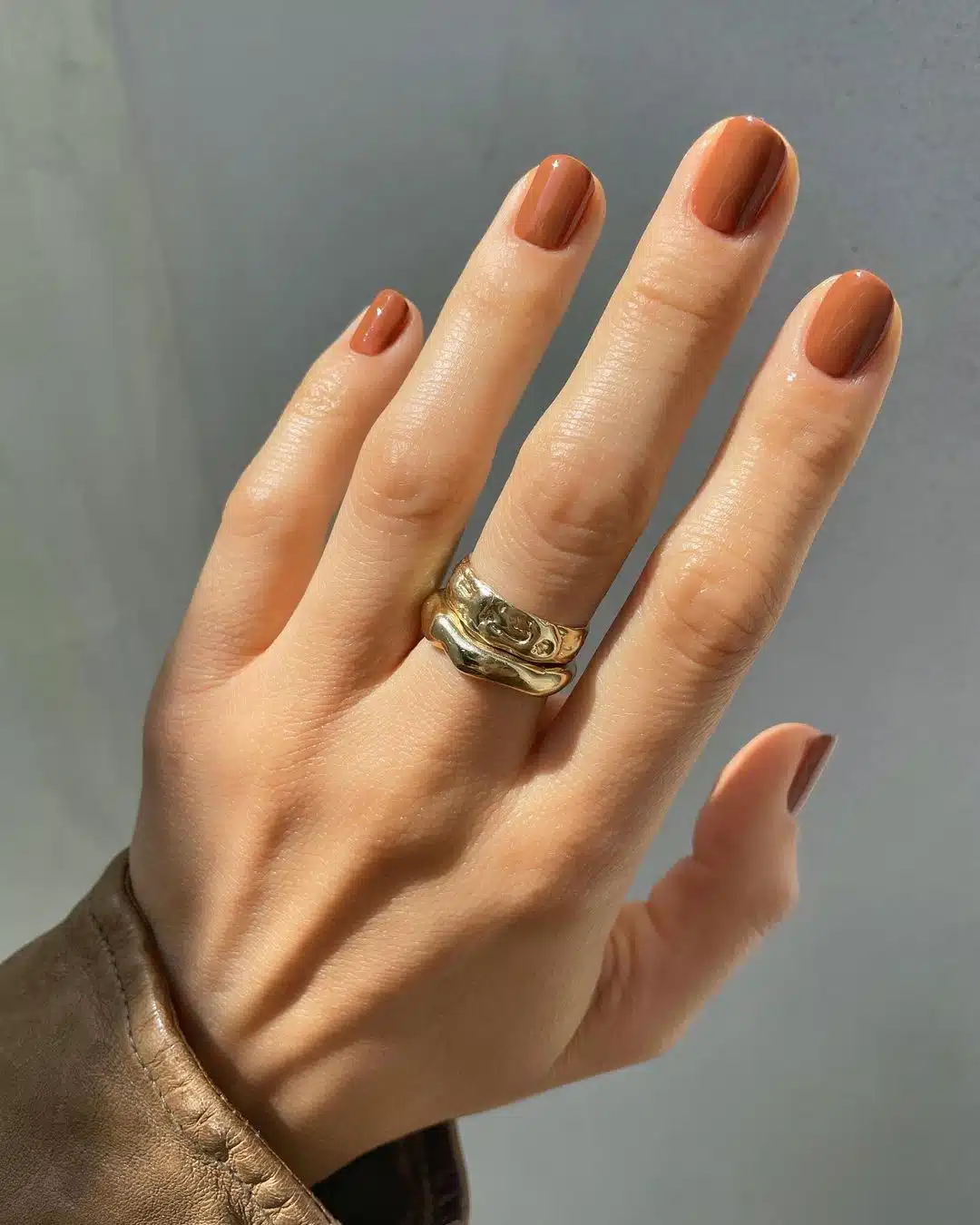Однотонный коричневый маникюр на коротких квадратных ногтях