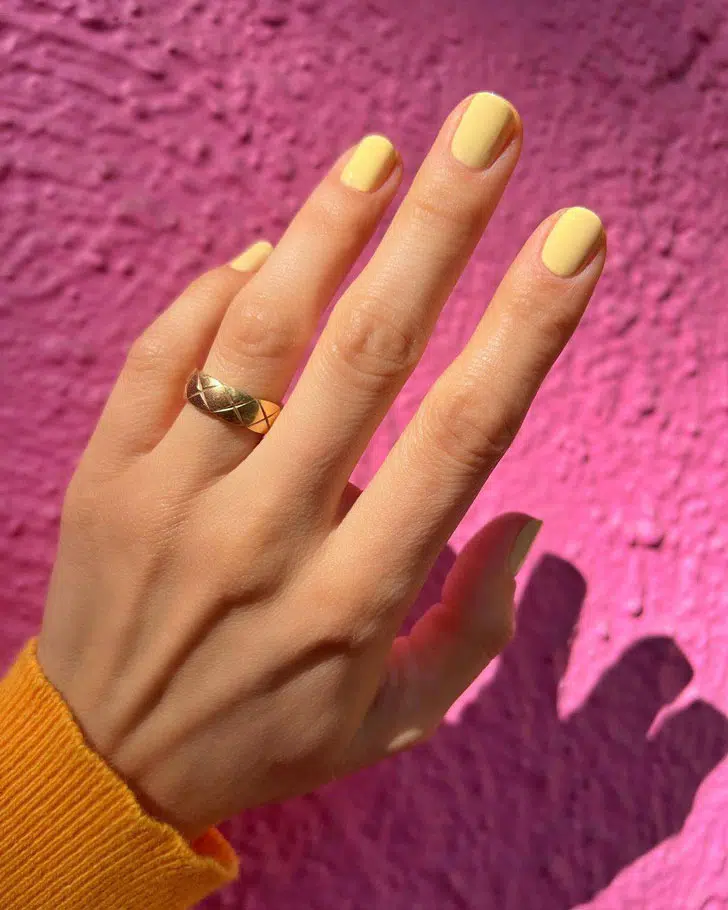 Однотонный желтый маникюр на ухоженных коротких ногтях