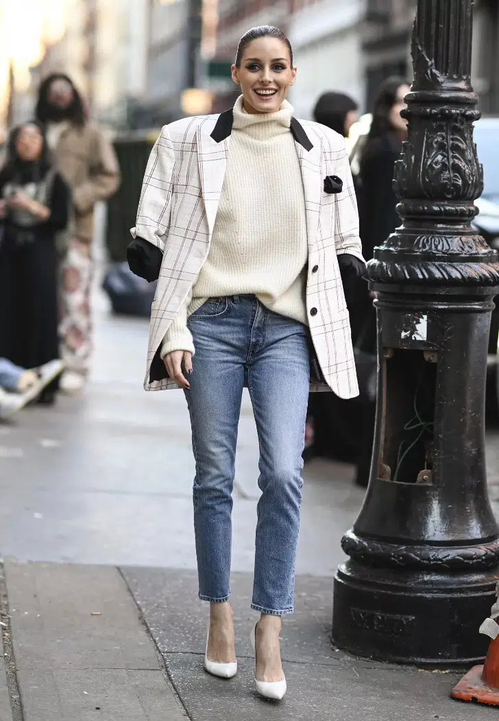 Оливия Палермо в укороченных джинсах, свитере молочного цвета и белых туфлях лодочках