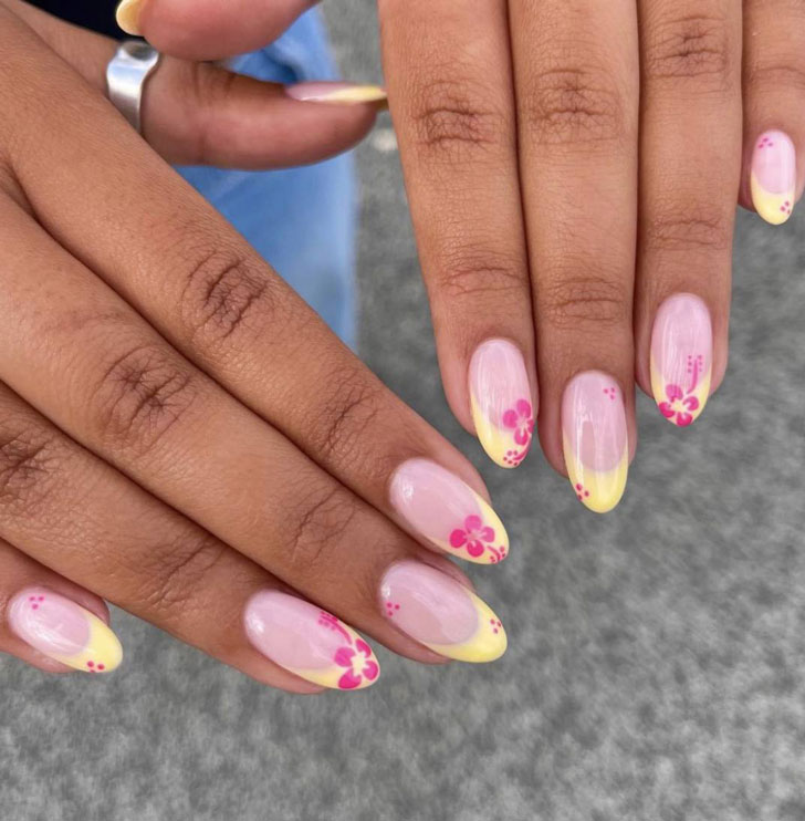 Пастельный желтый френч с розовыми цветами на овальных ногтях средней длины