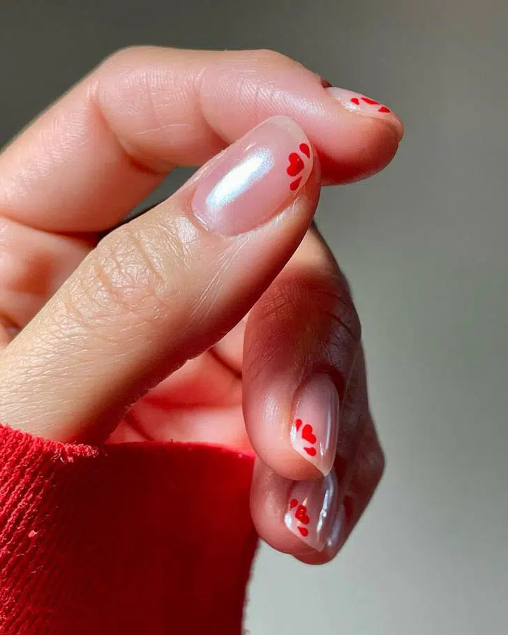 Перламутровый маникюр с красными лепестками на коротких натуральных ногтях