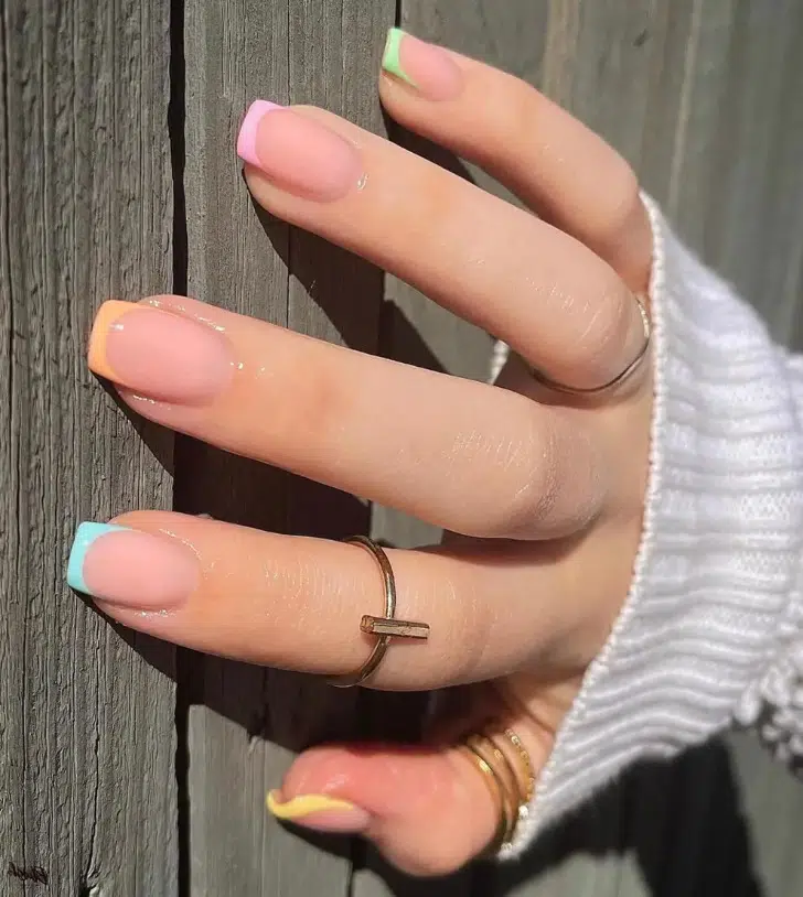 Разноцветный френч в пастельных оттенках на квадратных ногтях средней длины
