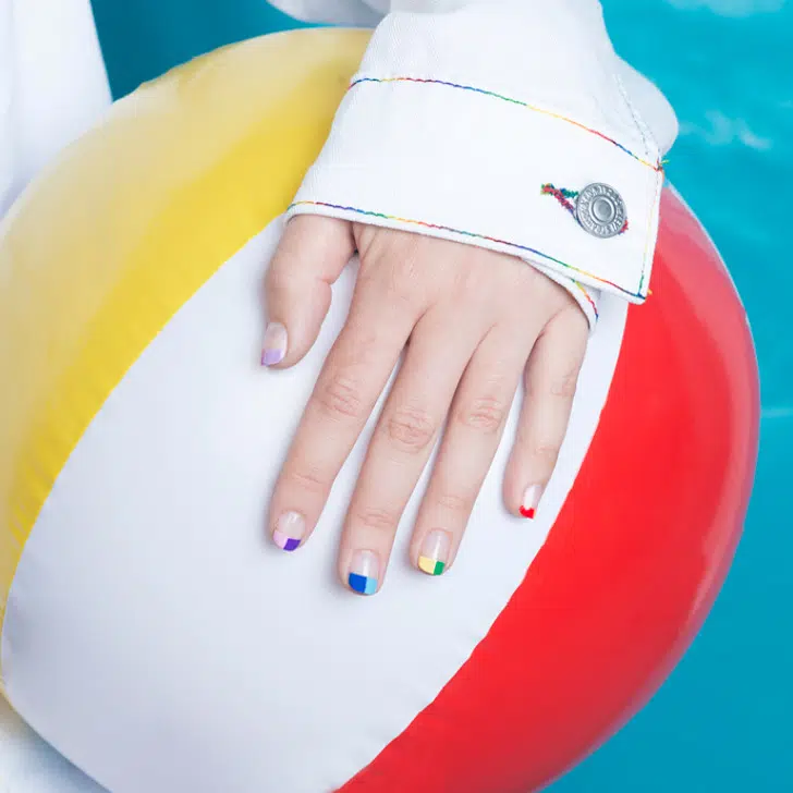 Разноцветный геометрический френч на коротких натуральных ногтях