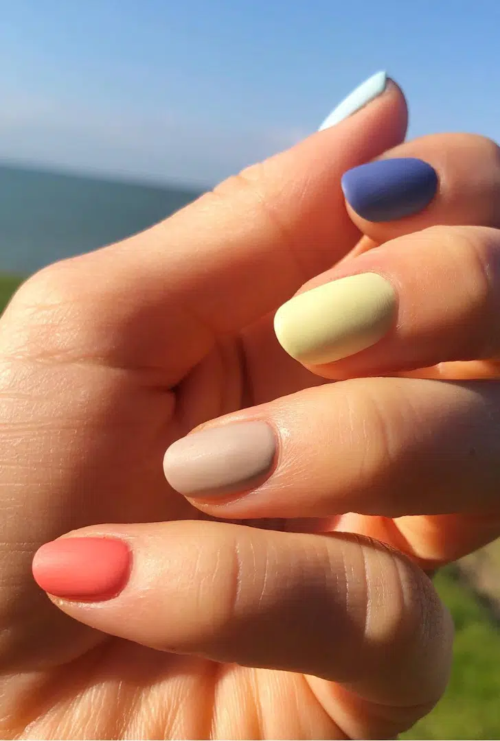 Радужный матовый маникюр на коротких ухоженных ногтях