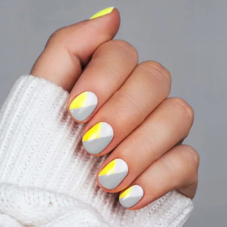 Серо-желтый геометрический маникюр на коротких натуральных ногтях