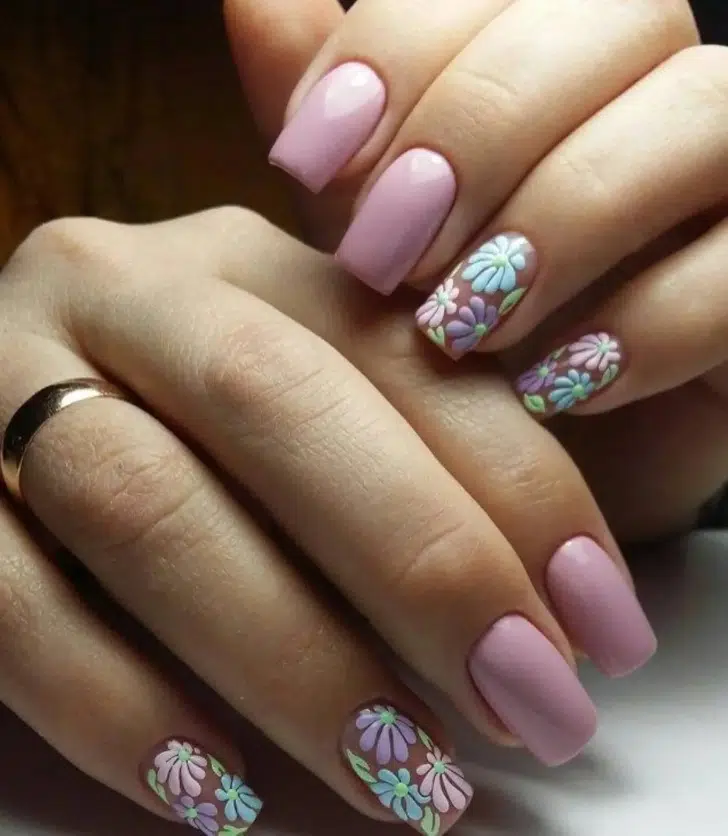 Светло-розовый маникюр с цветочным принтом на ухоженных ногтях