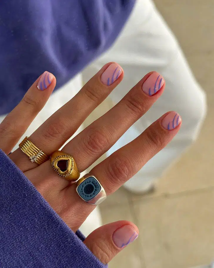 Светло-розовый маникюр с синими линиями на коротких натуральных ногтях