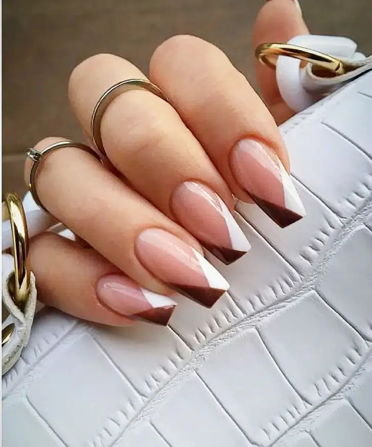 Треугольный бело-коричневый френч на длинных ногтях с натуральной основой