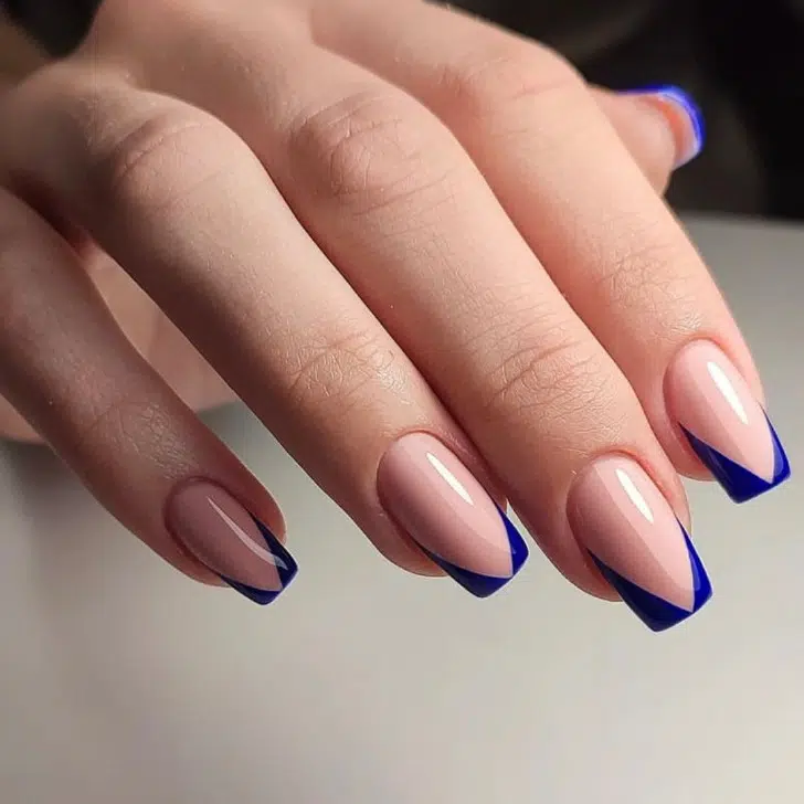 Треугольный синий френч на ухоженных квадратных ногтях